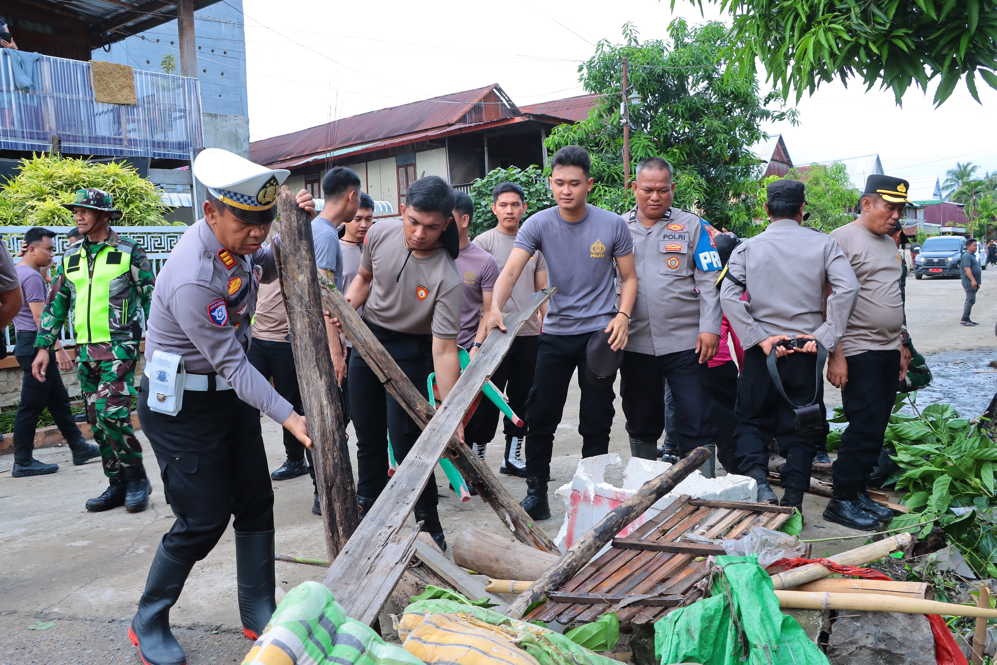 Polisi dan Warga Gotong Royong Bersihkan Parit Pasca Banjir di Sidrap